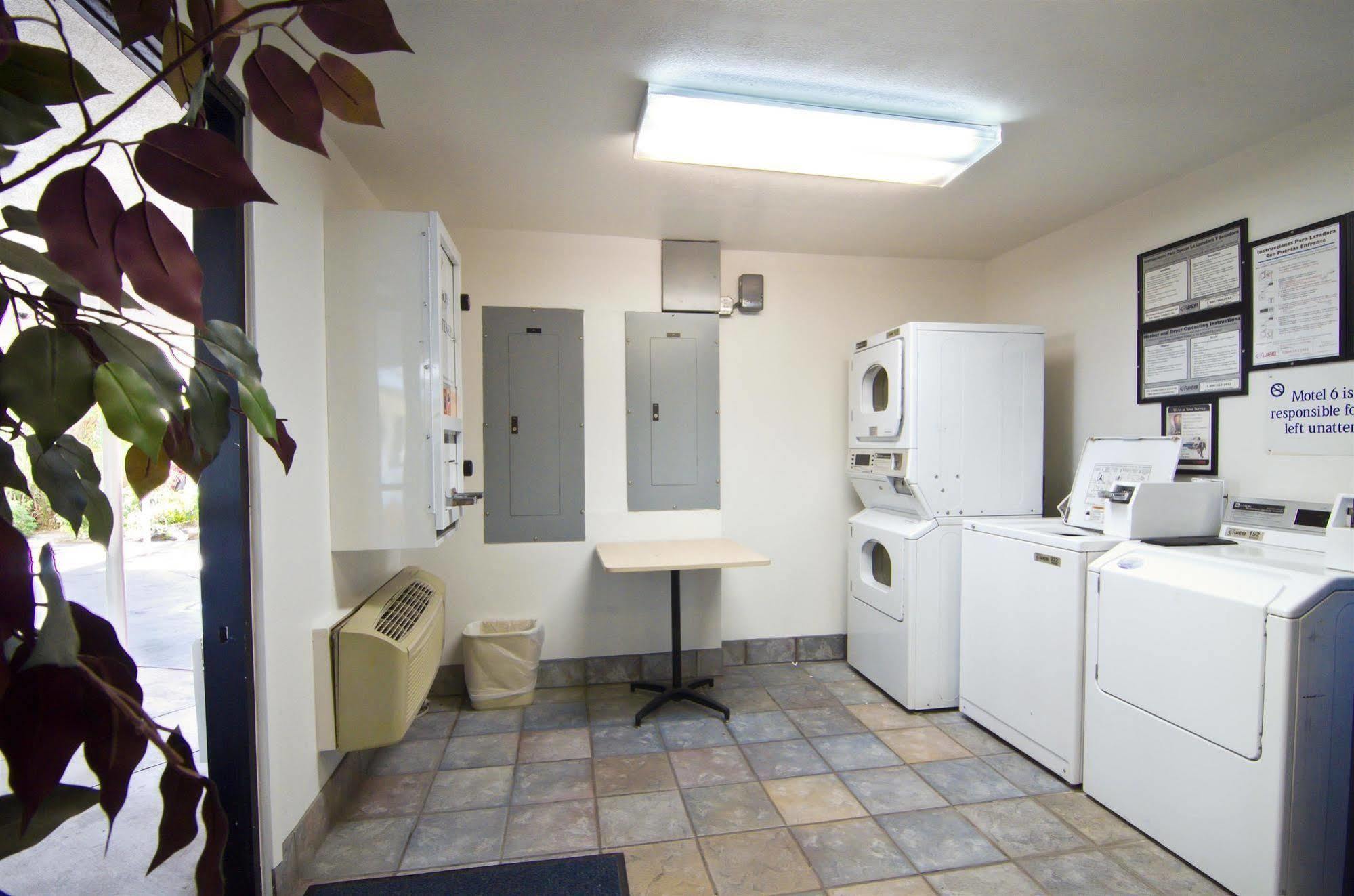 Motel 6-Palm Springs, Ca - East - Palm Canyon Bagian luar foto